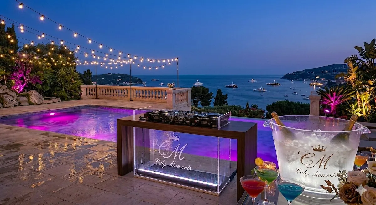 Soirée avec DJ et piscine face à la mer sur la Côte d’Azur